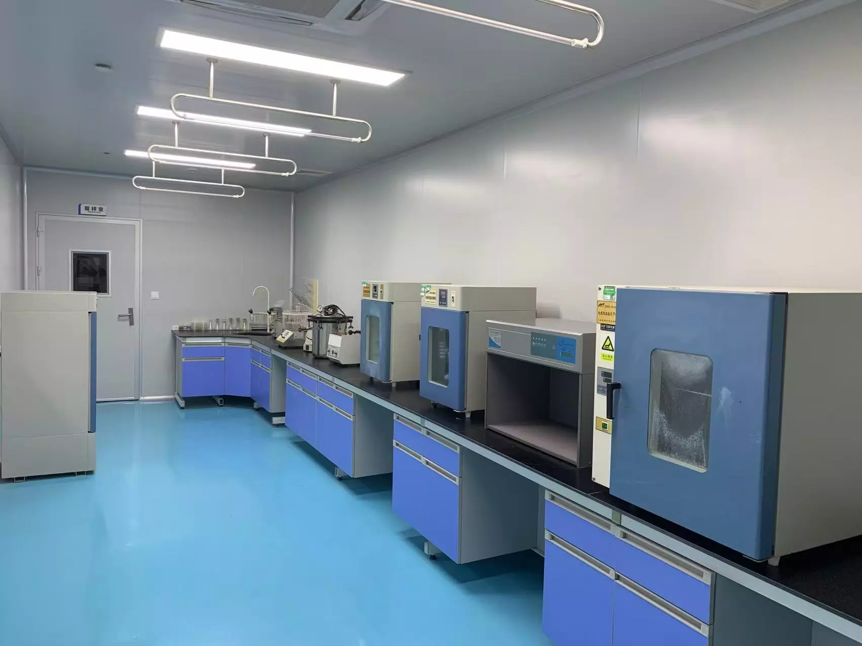 How to become a leading cosmetics manufacturer in the beauty industry? 